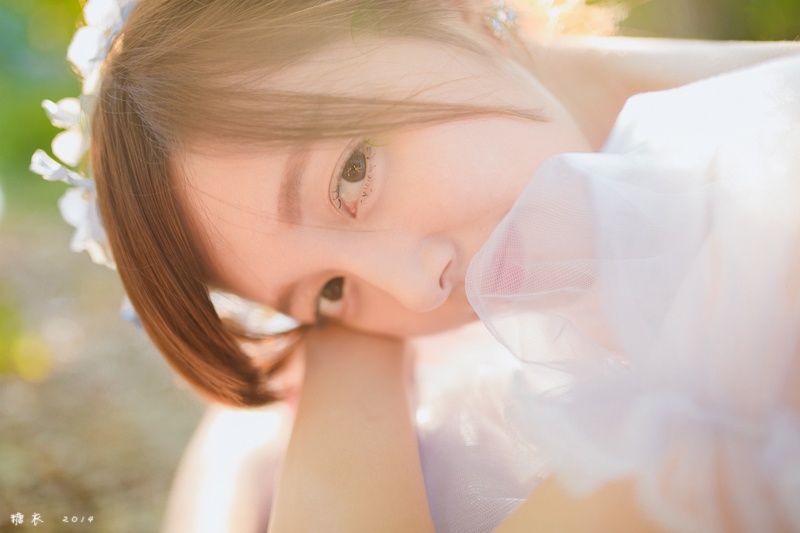 甜美可爱美少女户外白色连衣裙美腿酥胸写真