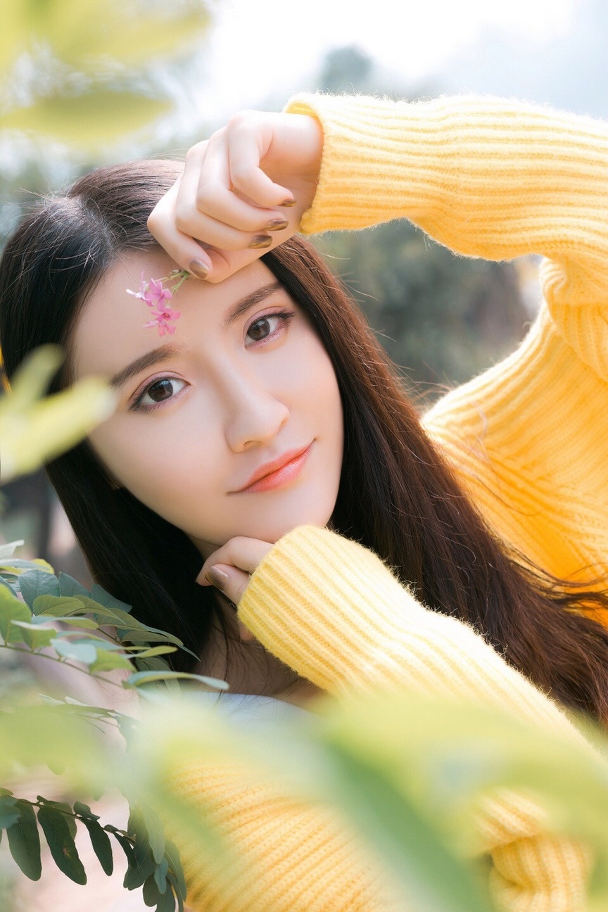 白皙肌肤大美女惊艳双眸户外清纯写真图片