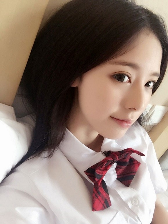 白皙粉嫩大眼网红女神诱人肌肤吹弹可破