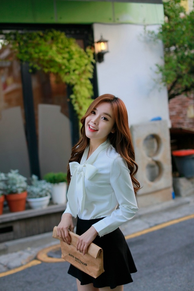 气质卷发美女中袜美腿职业装性感街拍美图