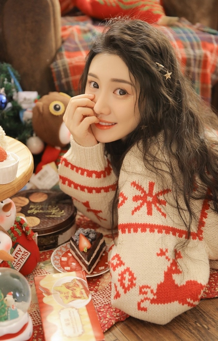 蕾丝热裤少女性感白嫩美腿居家圣诞装写真