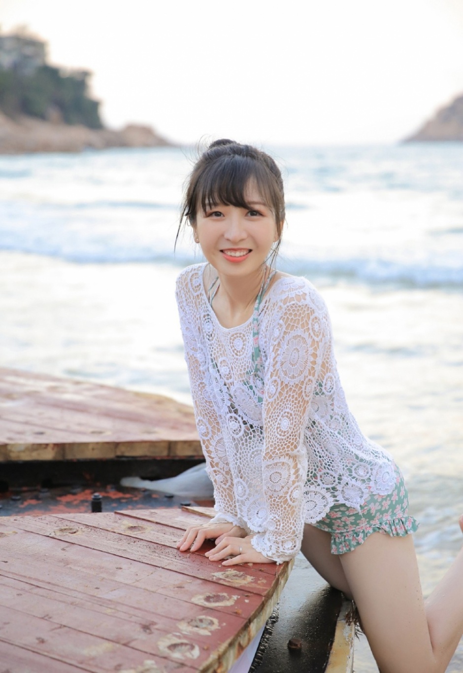 丸子头美少女性感紧身泳衣沙滩上演绎甜美可爱写真图片