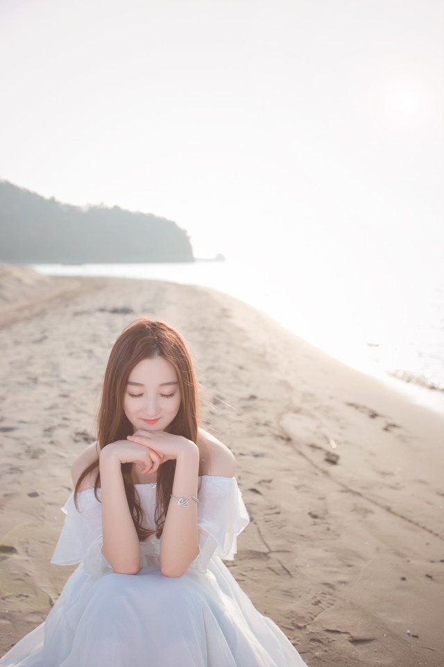 清纯美女江边白色纱裙飘逸动人甜美写真