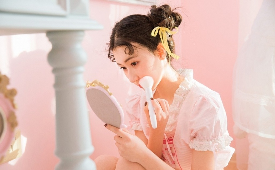 丸子头可爱粉嫩少女闺房唯美养眼写真图片