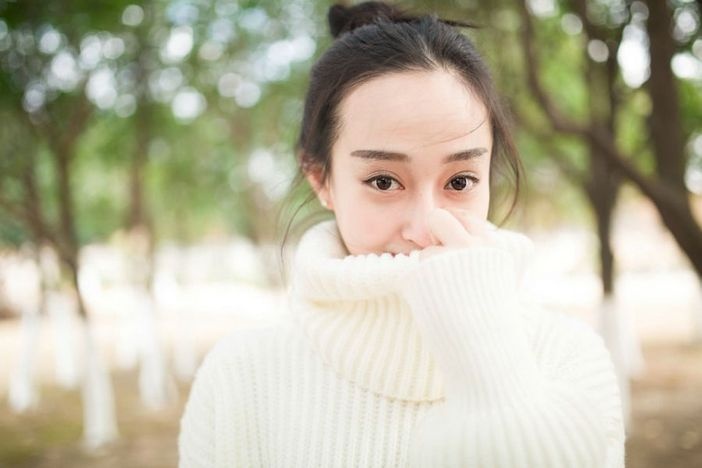 白净秀气大眼00后清纯妹子树林自拍美图