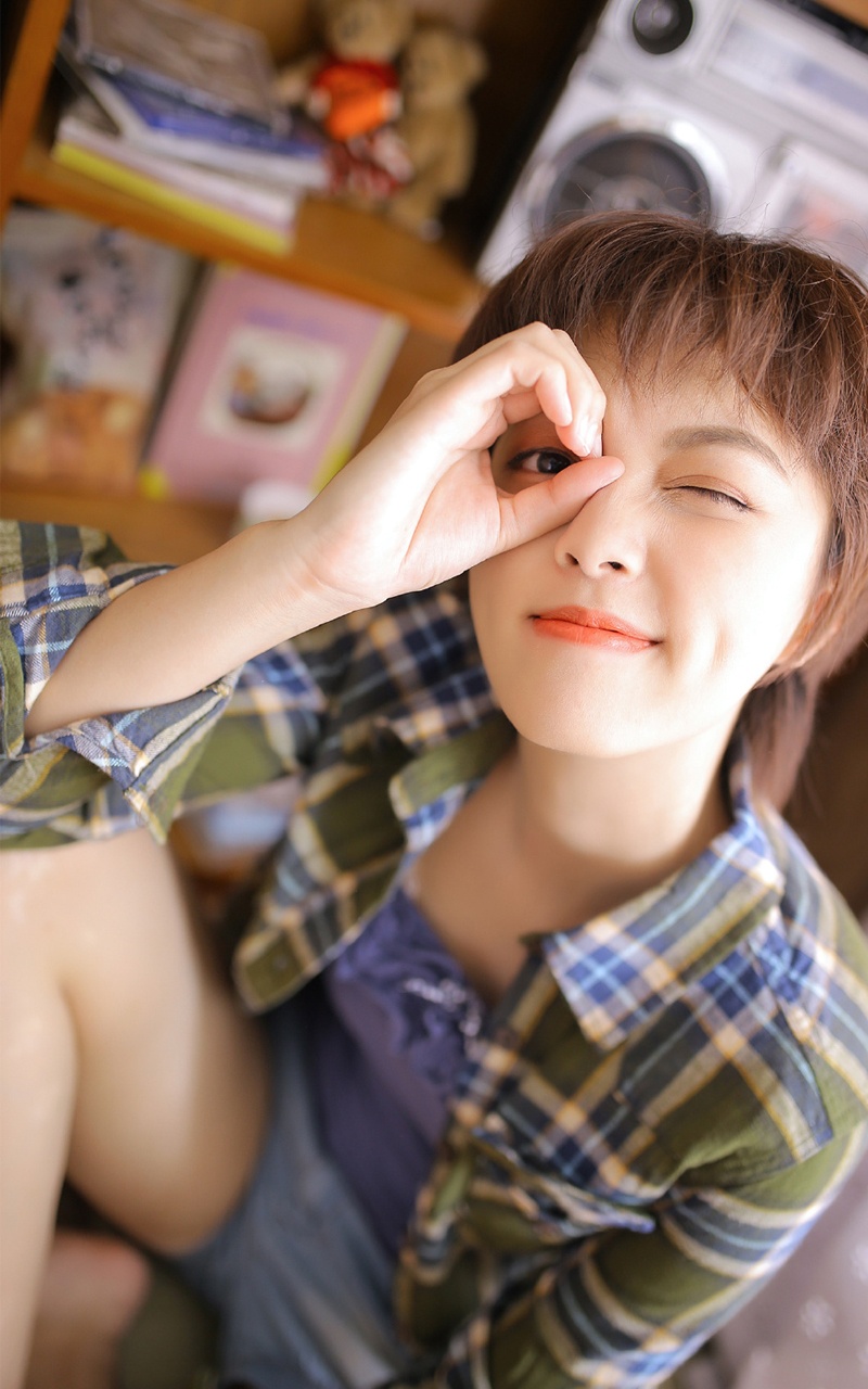 短发美女超短裤细长美腿搞怪卖萌图片