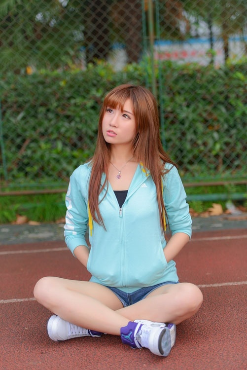 白皙甜美校花少女超短连衣裙秀美腿