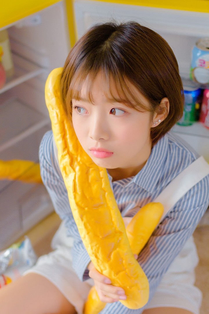 清纯白净短发美女居家甜美写真图片