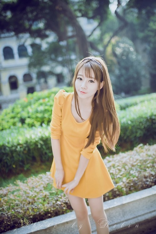90后高颜值美女黄色短裙户外唯美写真图片