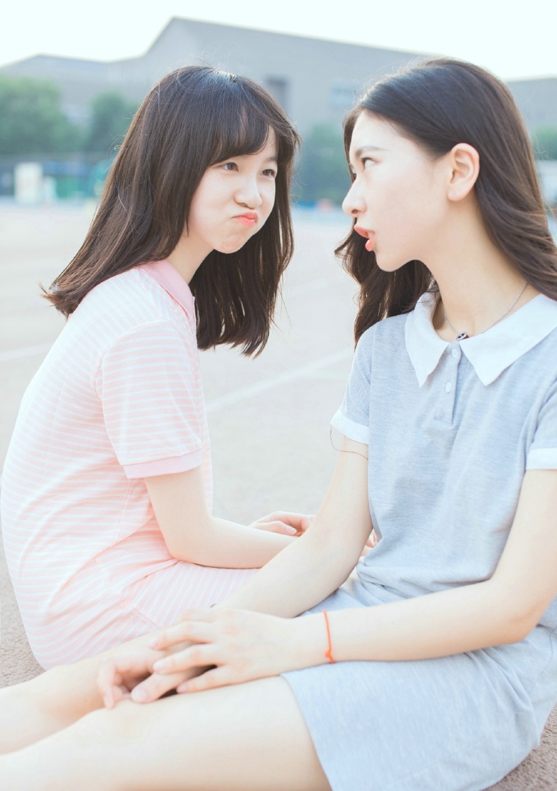 校园清新姐妹花青春活力气息阳光写真图片