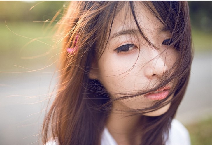 阳光白衬衫美女凌乱秀发性感撩人写真图片