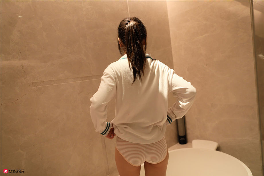 ROSI写真 清纯美女大学生浴室翘臀诱惑私拍写真图片