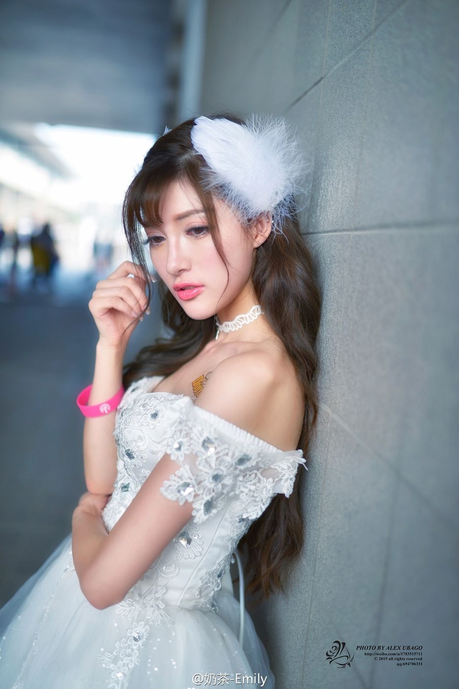 清新美女奶茶Emily千娇百媚性感养眼街拍图片