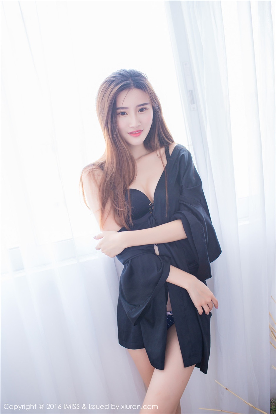 纤细长腿骨感美女肩带滑落小露酥胸写真