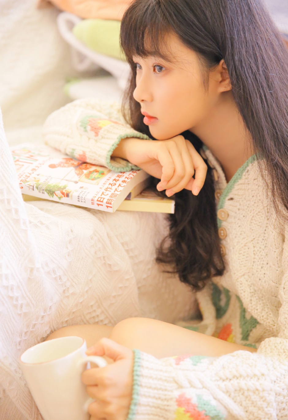 空气刘海美女精致侧颜唇红齿白居家图片