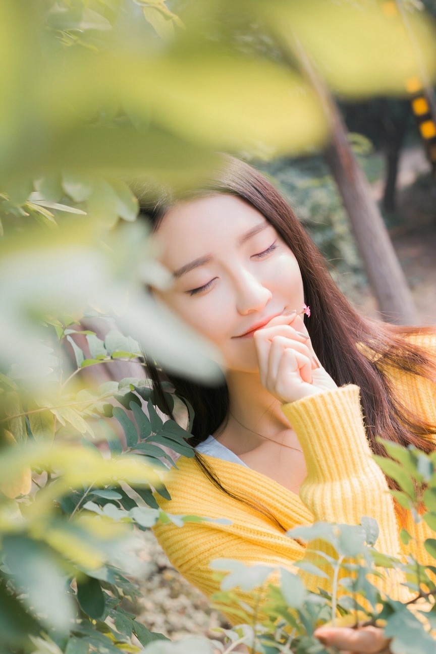 白皙肌肤大美女惊艳双眸户外清纯写真图片