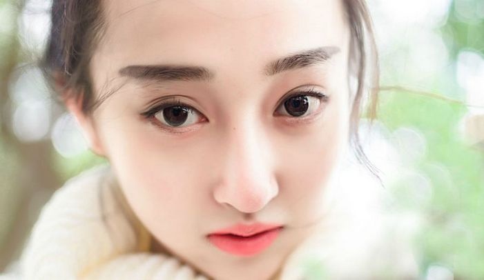 白净秀气大眼00后清纯妹子树林自拍美图