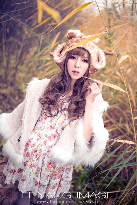 卷发羊毛衣御姐高贵气质深秋枫林美腿写真图片