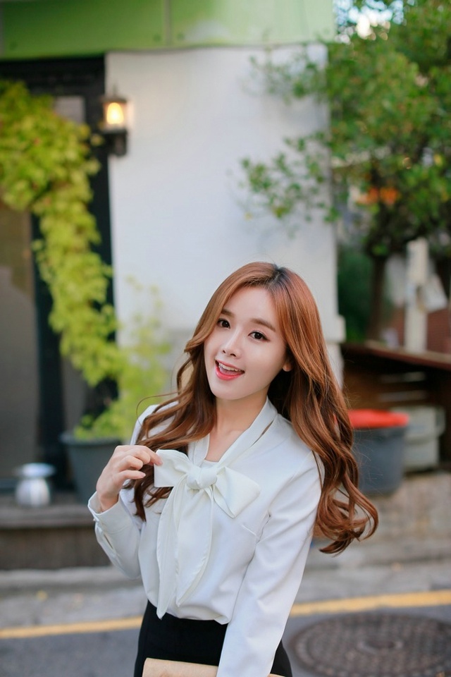 气质卷发美女中袜美腿职业装性感街拍美图