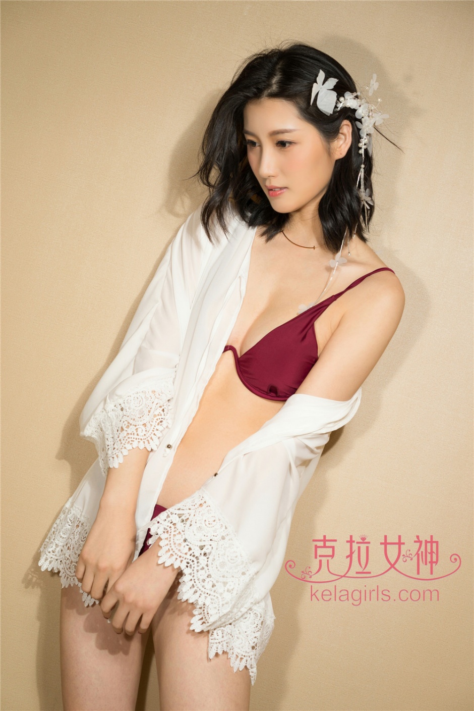 长腿美女王睿清凉蕾丝内衣性感红唇挑逗写真图片