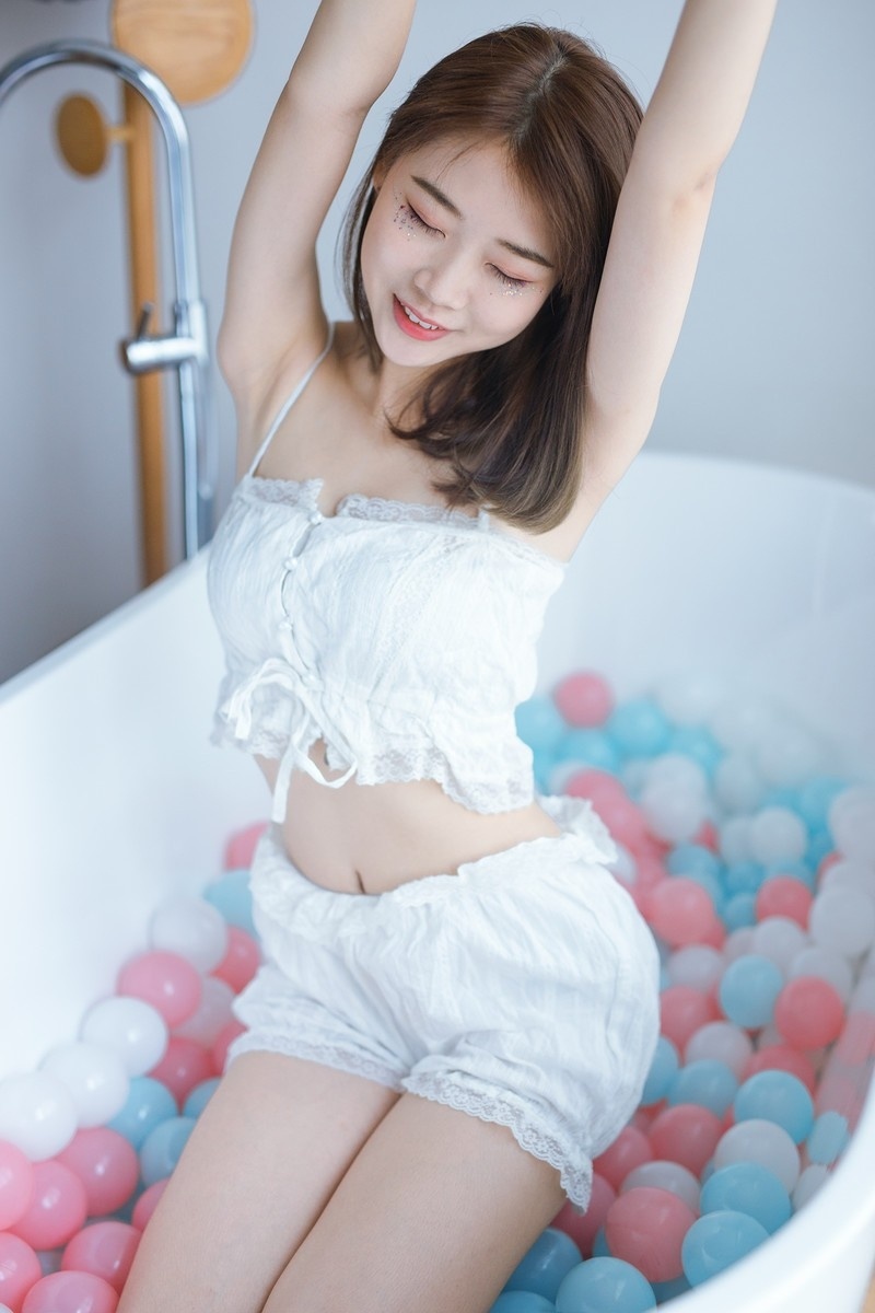 蕾丝内衣少女白嫩美腿私房浴缸性感写真图片