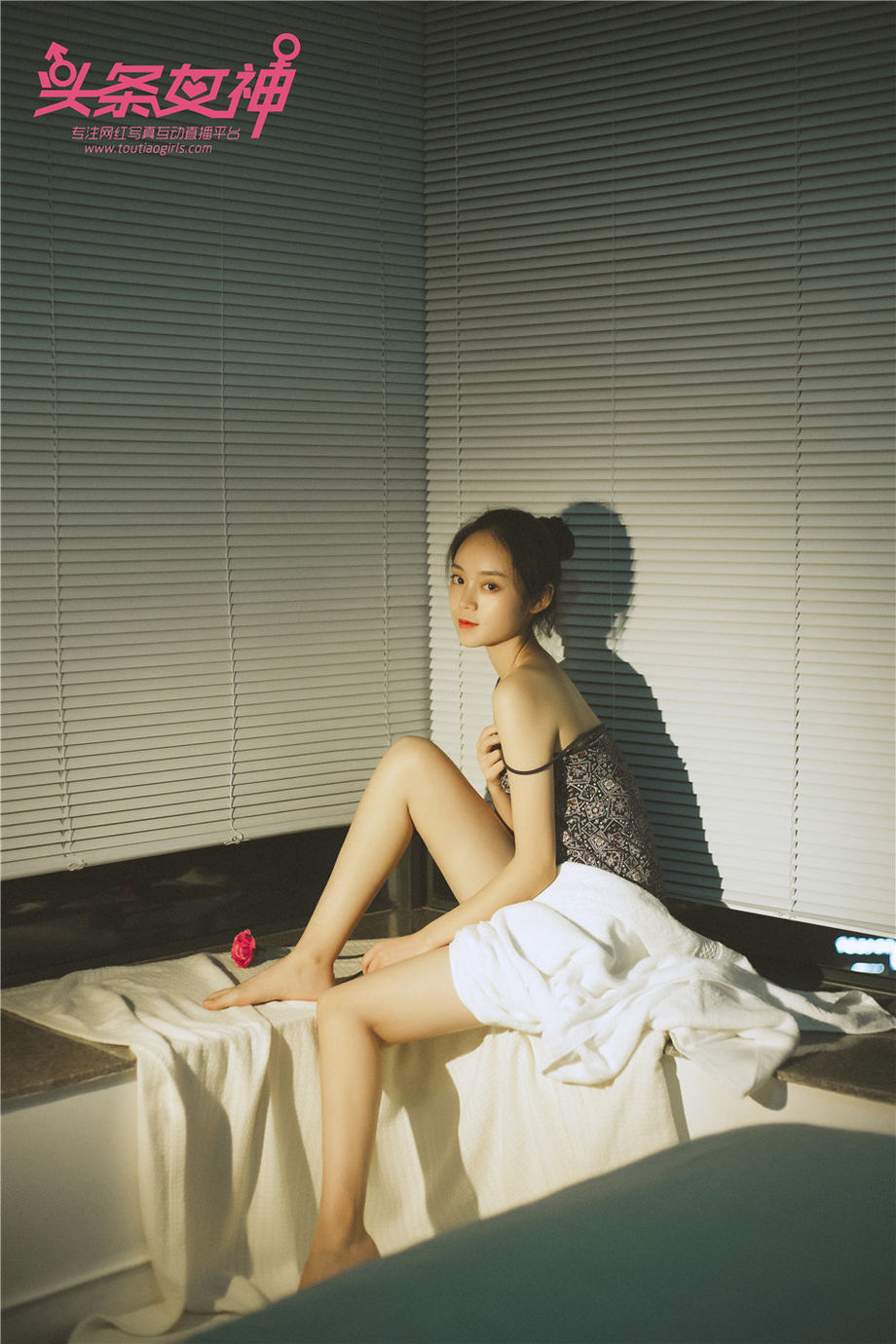 吊带睡衣美女天使酒店床上性感美腿惹火私房写真图片