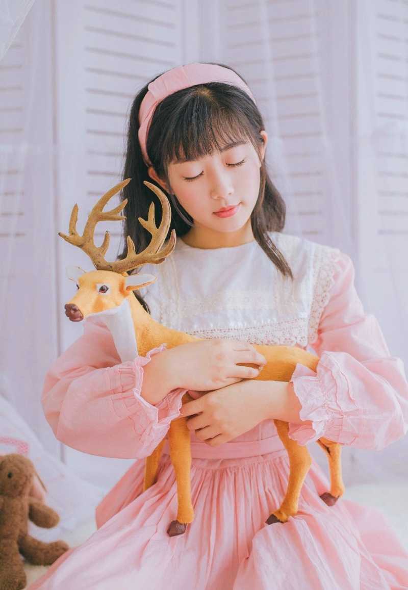 00后粉嫩少女清新甜美迷人私房写真照