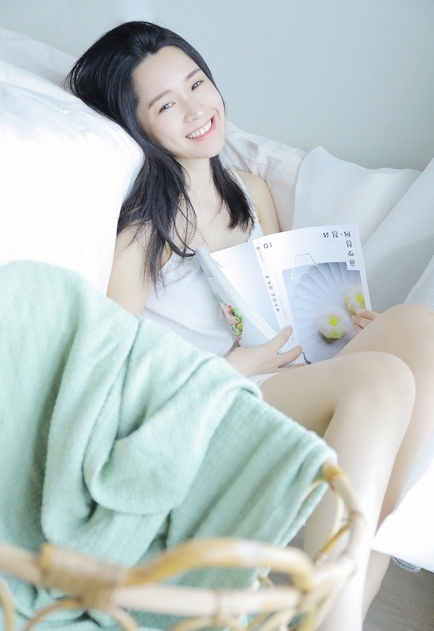 清纯气质吊带睡裙美女肌肤白皙床上诱人写真图片