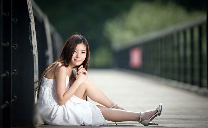 长发气质清纯美女性感吊带白裙诱人写真