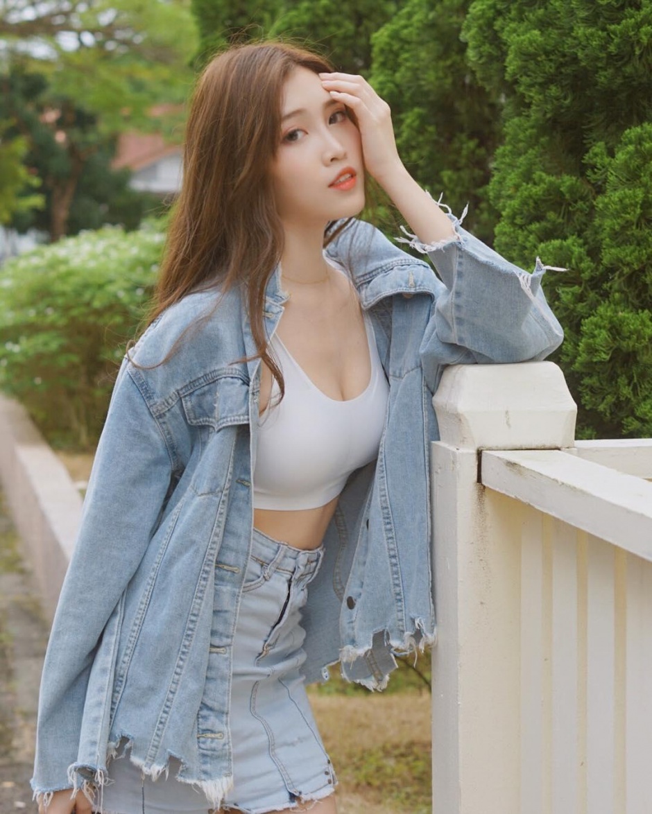 马来西亚女神白嫩大长腿深v低胸性感街拍美图