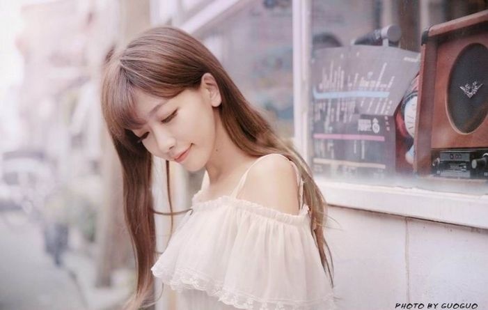 大眼清纯美女诱人香肩雪白蕾丝公主裙养眼生活照