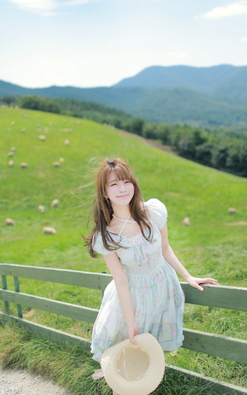 治愈系白嫩美女草原牧场清新迷人写真图片