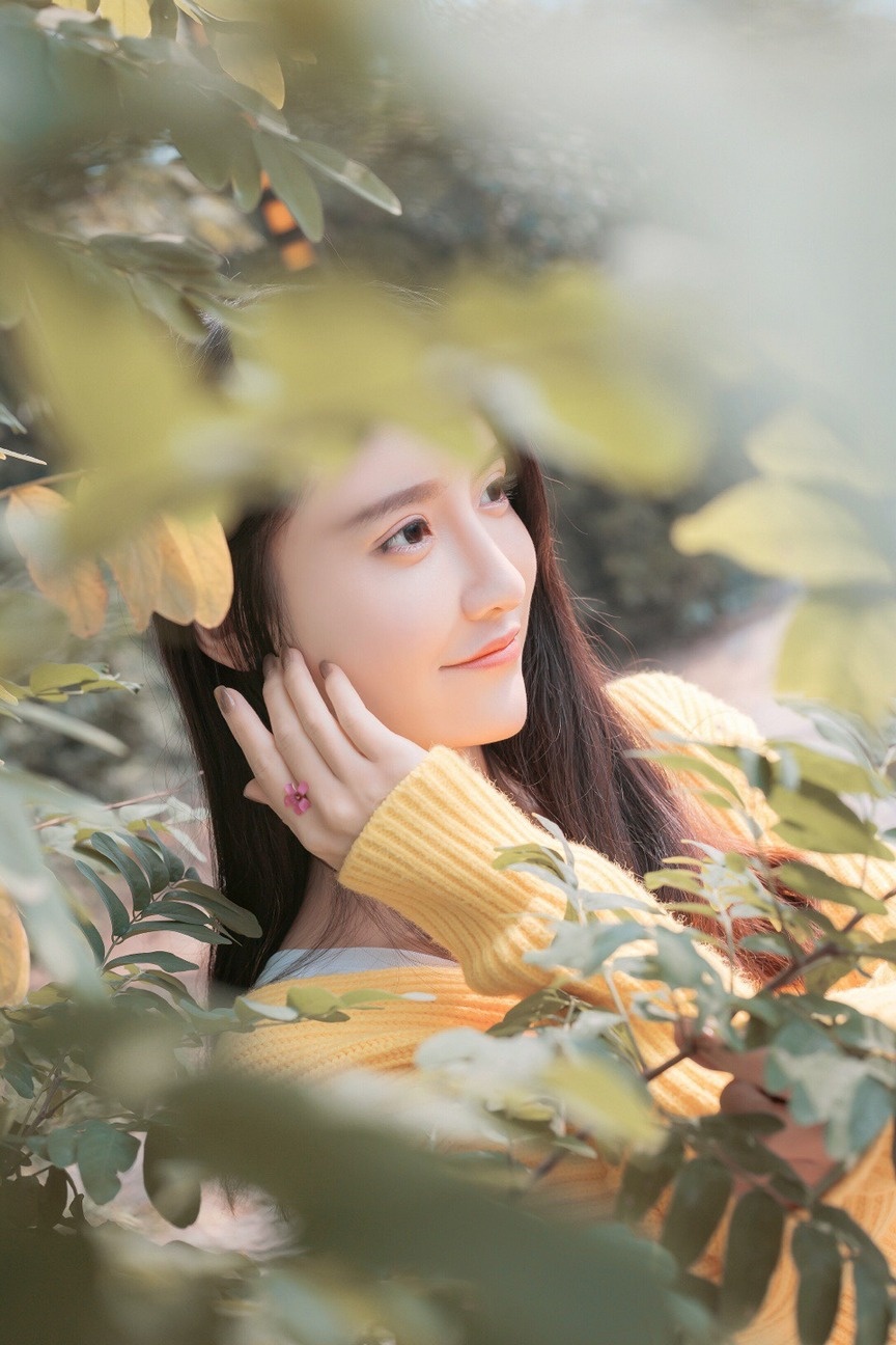 白皙肌肤大美女惊艳双眸户外清纯写真图片