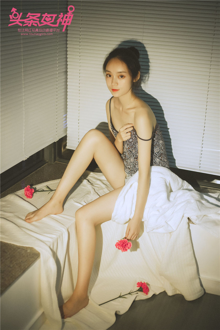 吊带睡衣美女天使酒店床上性感美腿惹火私房写真图片