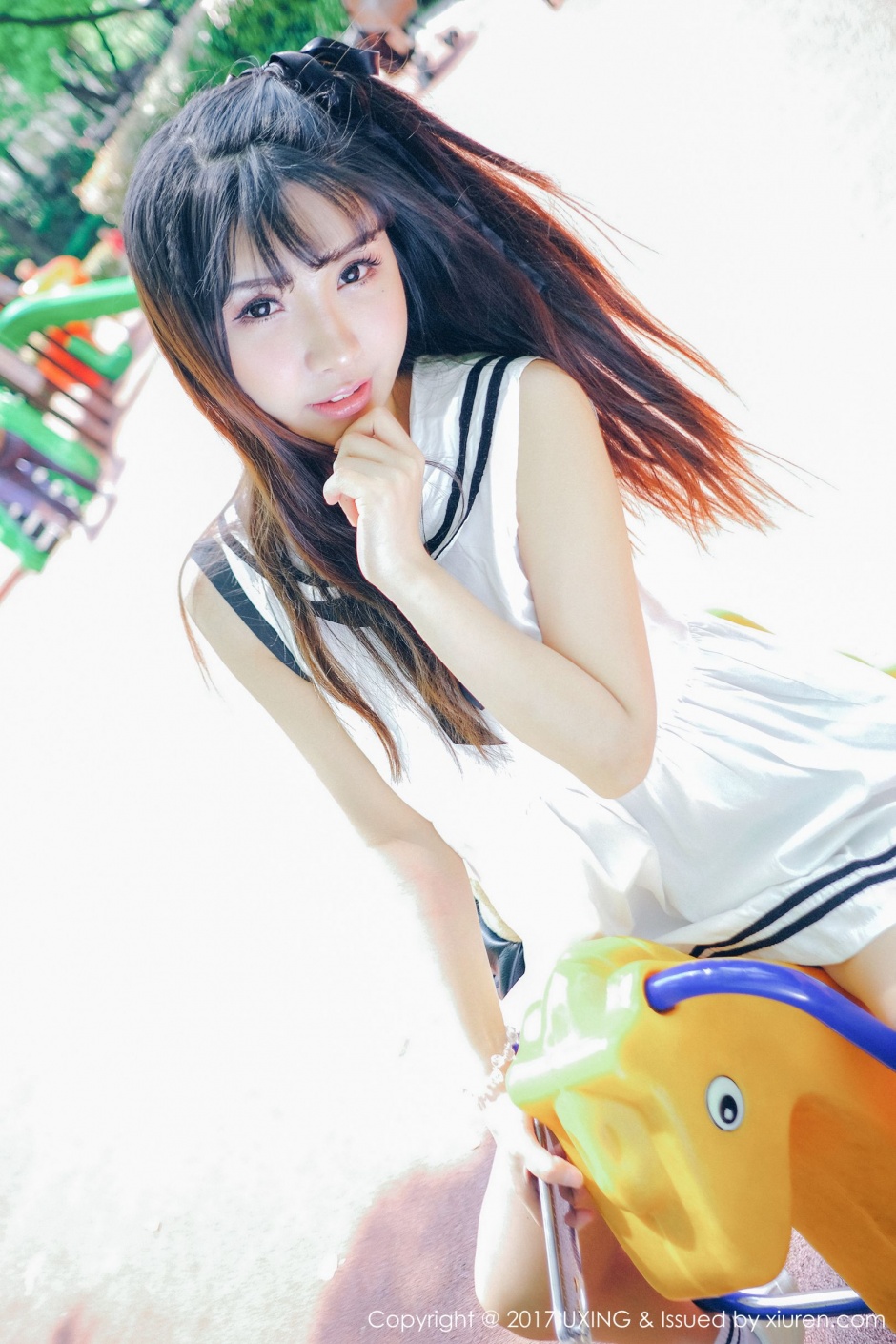 粉嫩双马尾巨乳萌妹晓茜私房大秀香肩美胸写真