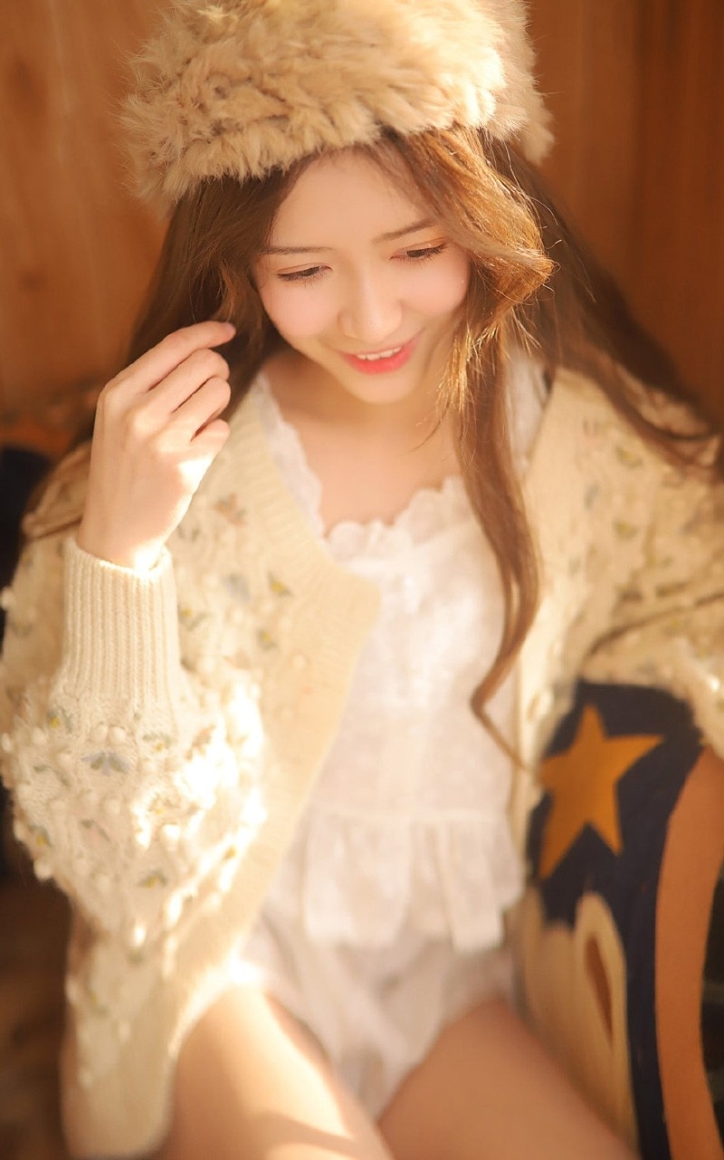 长发雪绒帽美女粉嫩脸蛋居家气质养眼写真图片