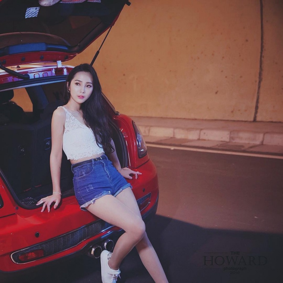 性感酥胸美女校花Lynne雨玄热裤美腿诱人写真图片