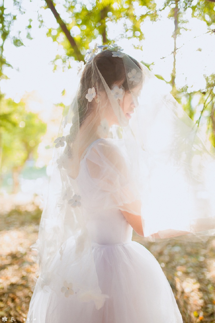 甜美可爱美少女户外白色连衣裙美腿酥胸写真