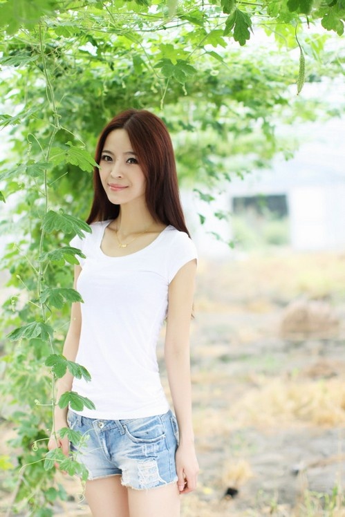 牛仔短裤清纯骨感美女田园性感写真图片