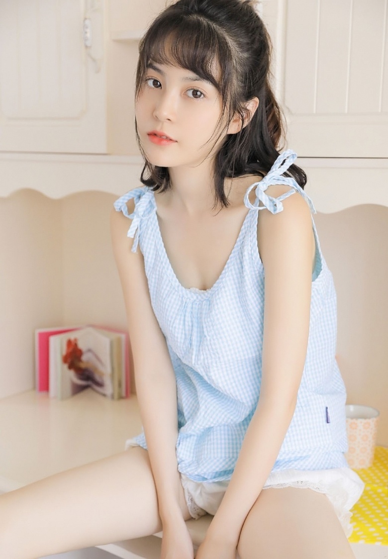 高颜值清纯少女私房美腿香肩诱惑写真图片