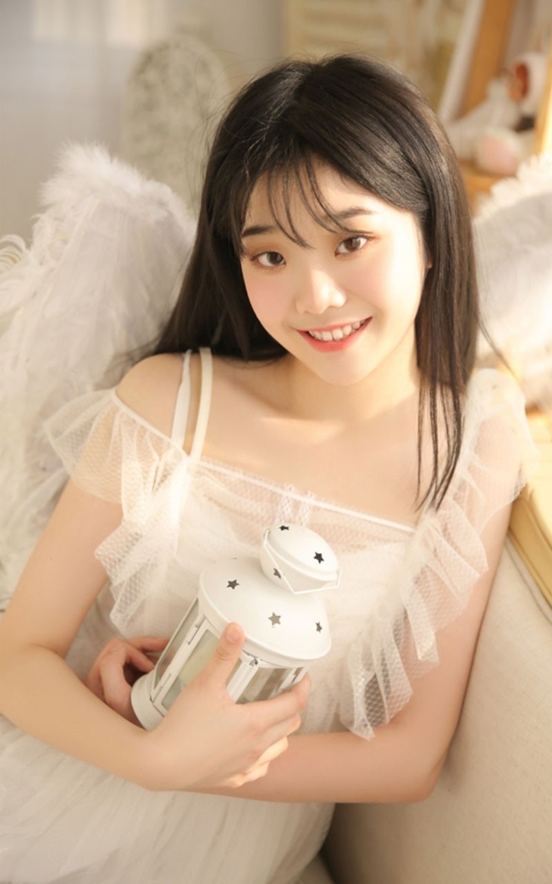 雪白肌肤美女气质公主裙粉嫩脸蛋私房写真图片