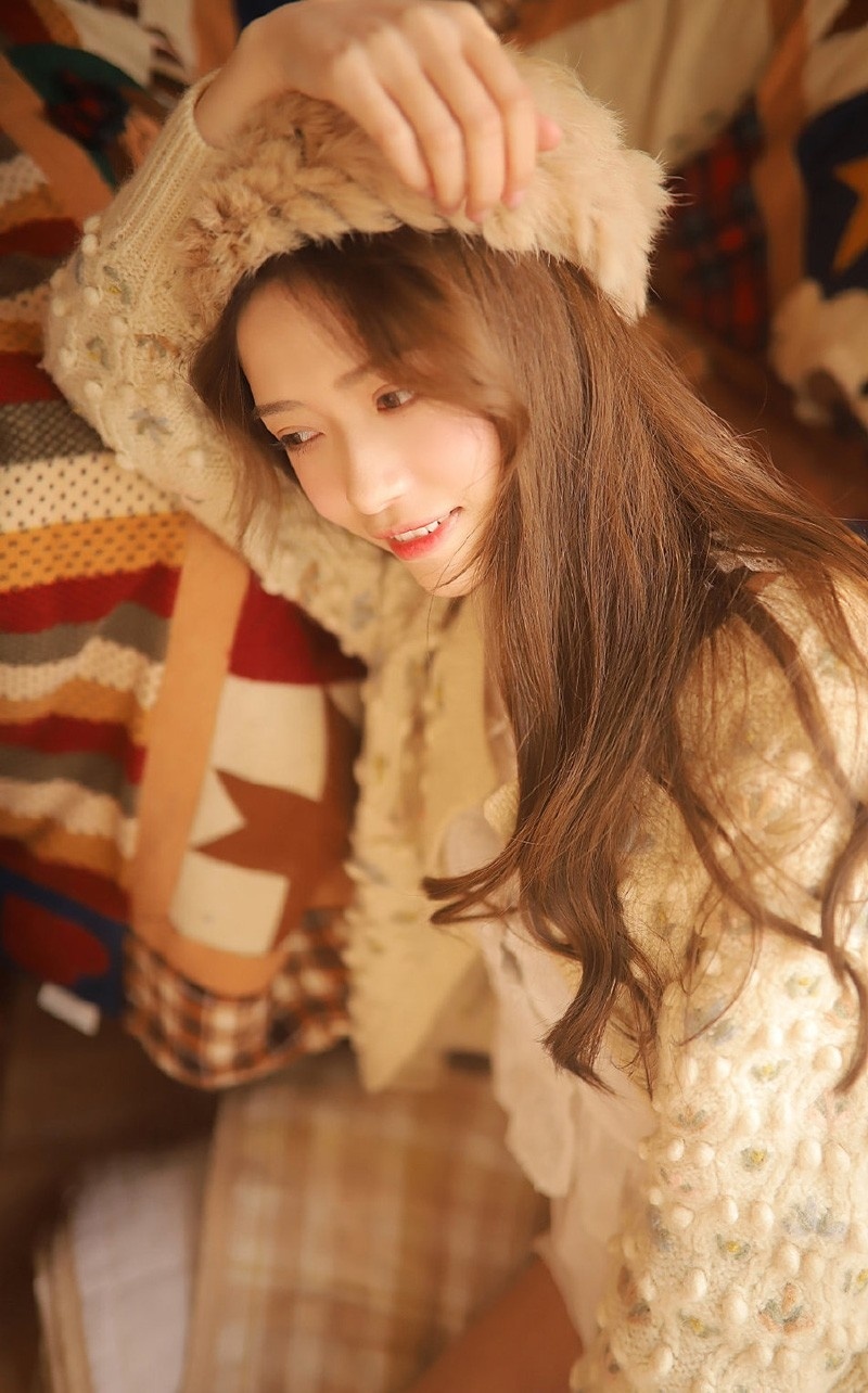 长发雪绒帽美女粉嫩脸蛋居家气质养眼写真图片