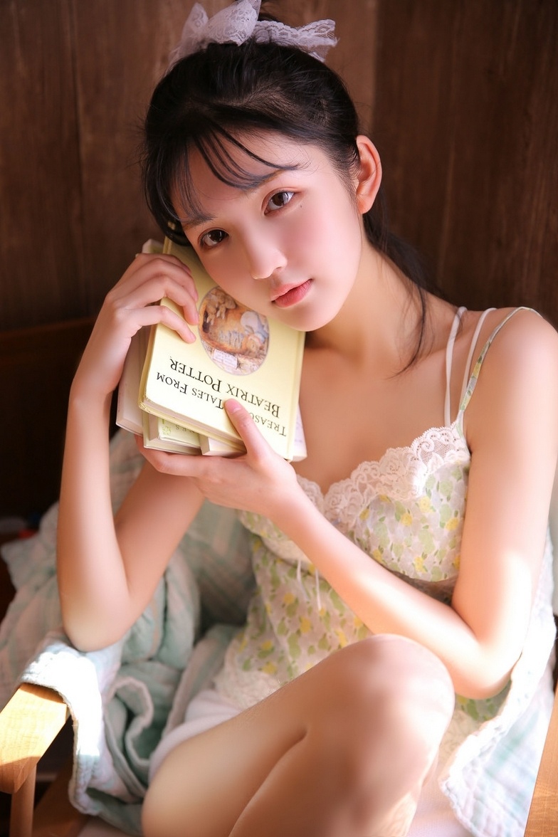 白皙粉嫩清纯少女书房香肩吊带美腿诱惑写真
