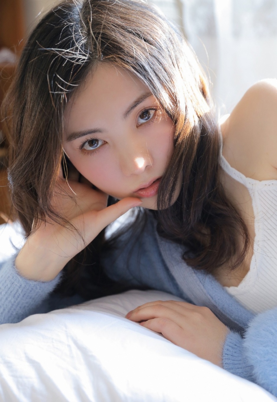 梦寐以求女神吊带香肩床上粉嫩诱人