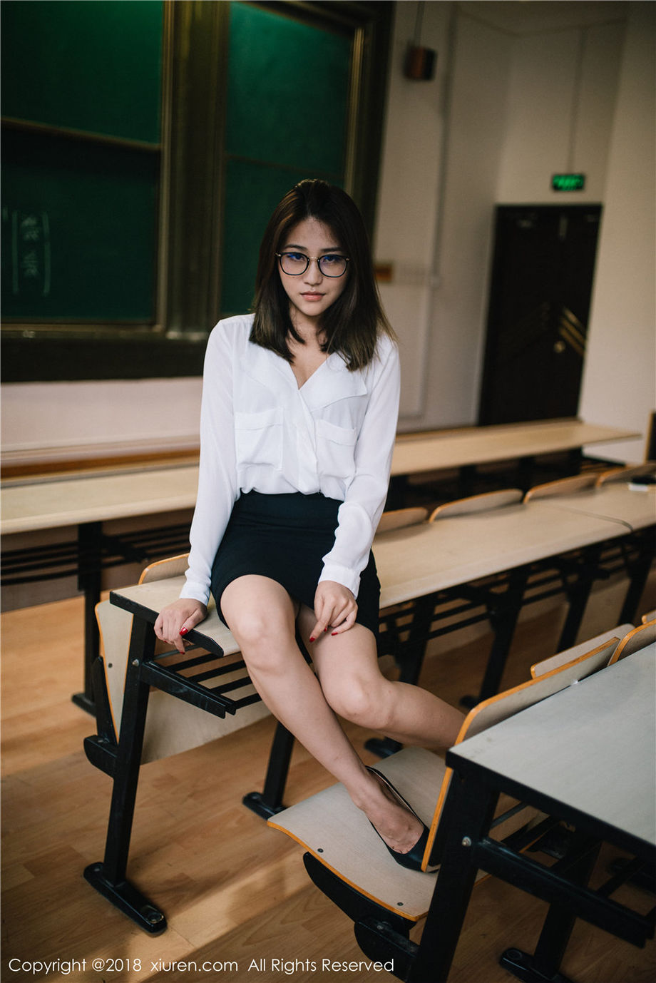 秀人网 清纯御姐许诺Sabrina性感修长美腿魅惑写真图片