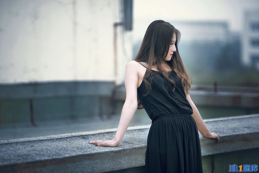 黑色性感长裙美女天台冷艳写真