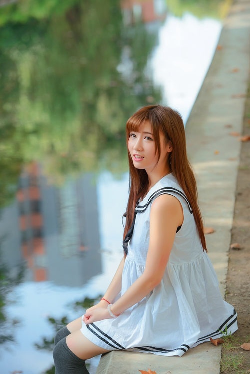 白皙甜美校花少女超短连衣裙秀美腿