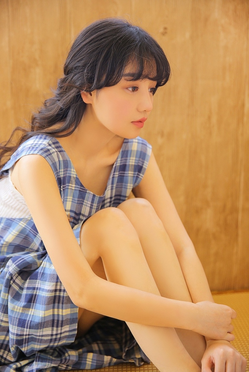 长卷发清纯大眼萌妹子文艺恬静私房写真图片