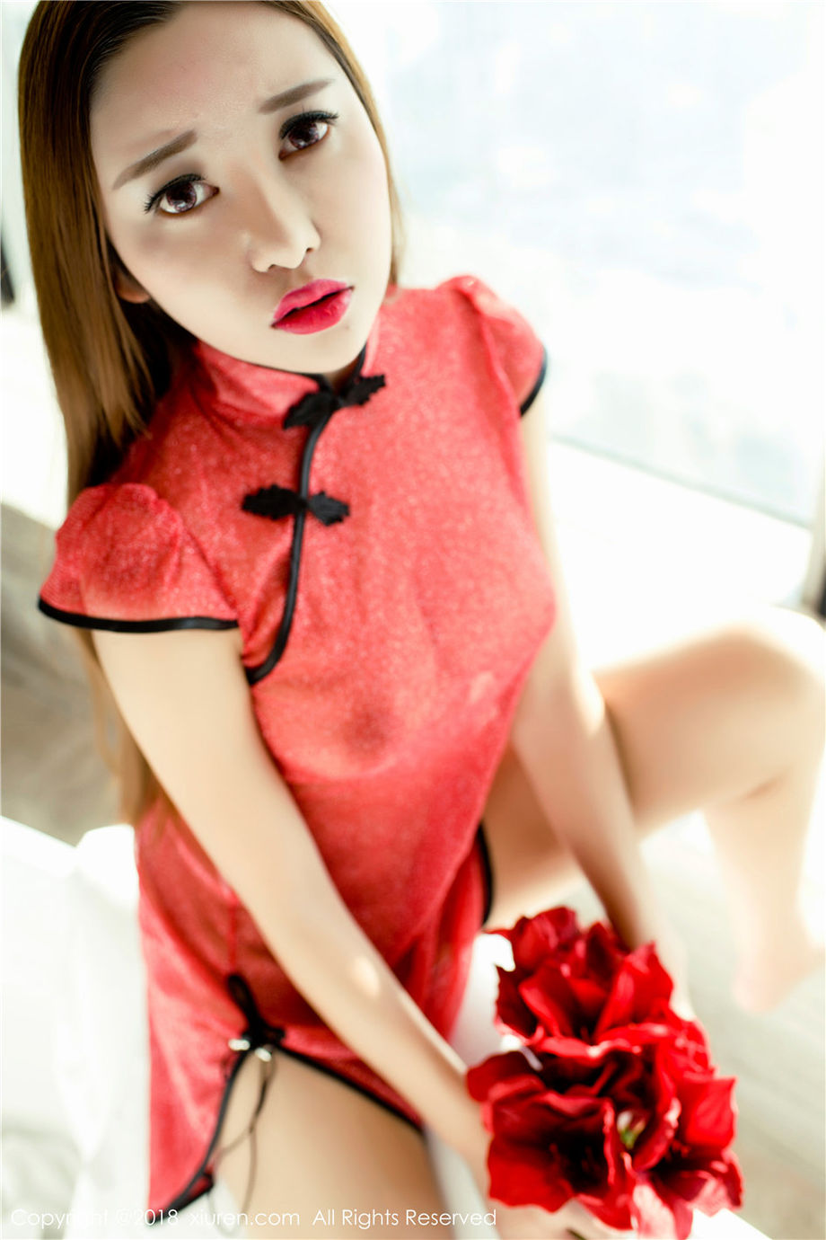 白皙巨乳美女李梓熙香艳情趣真空旗袍勾魂写真图片