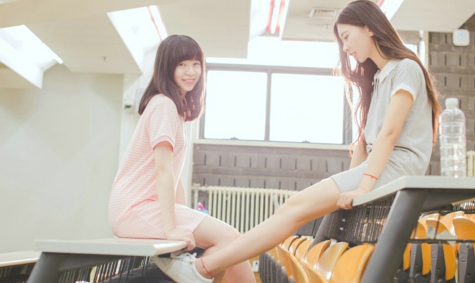 校园清新姐妹花青春活力气息阳光写真图片